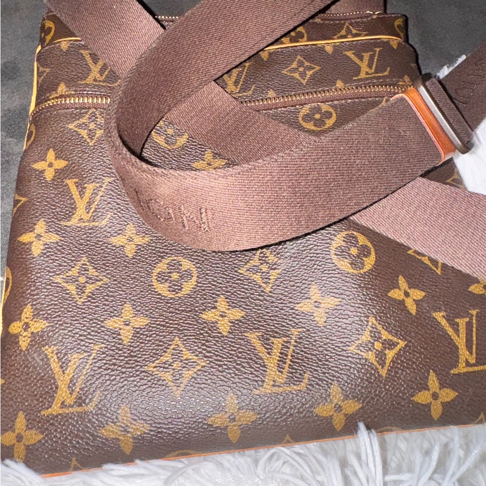 Louis Vuitton Pochette - DISCONTINUED - Picture 12 of 15